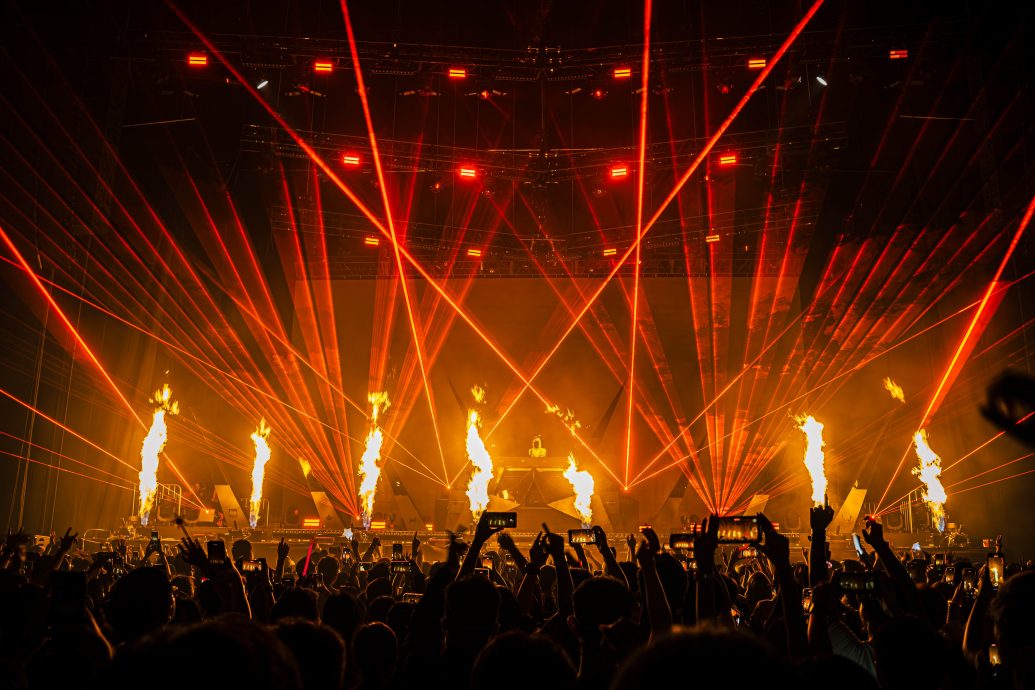 电音鬼才阿伦华克蹦迪派对 爱心手势狂撩粉丝