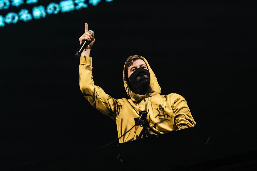 电音鬼才阿伦华克蹦迪派对 爱心手势狂撩粉丝