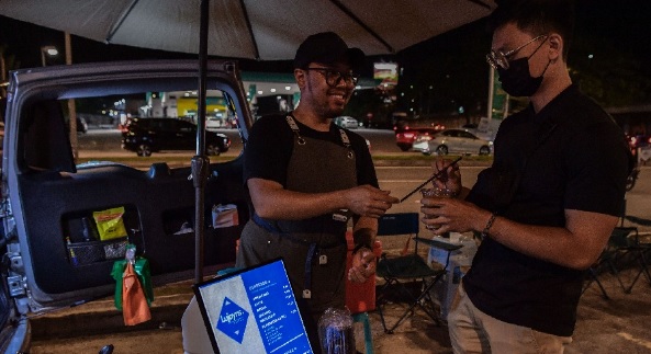 男子DIY后车厢变流动咖啡馆 “年轻人就该大胆创业”