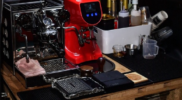 男子DIY后车厢变流动咖啡馆 “年轻人就该大胆创业”