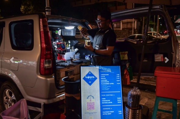 男子DIY后车厢变流动咖啡馆 “年轻人就该大胆创业”