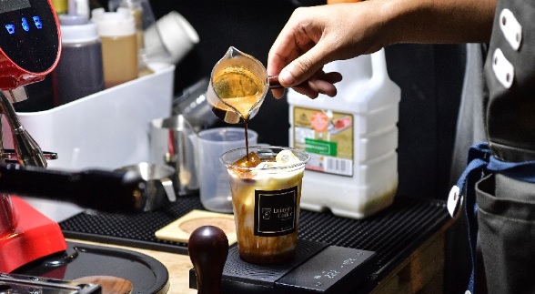 男子DIY后车厢变流动咖啡馆 “年轻人就该大胆创业”