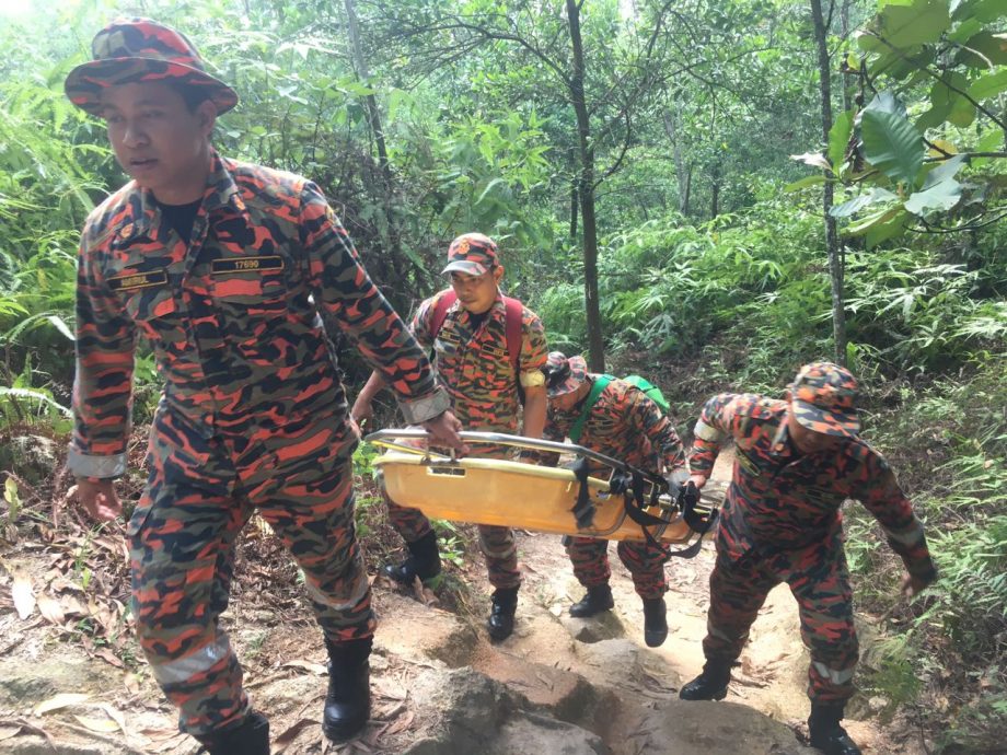 男子爬山晕倒·消拯人员抬下山