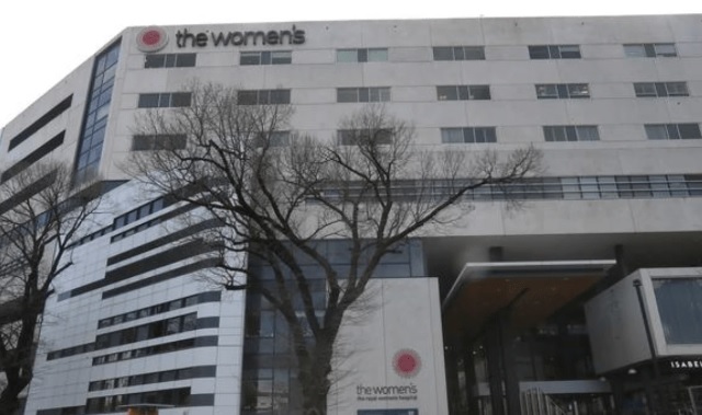 男子陪产见血称“精神受创” 状告医院索赔30亿