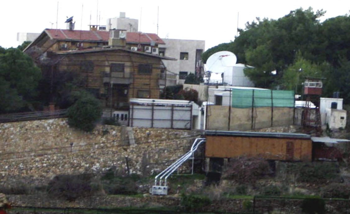 看世界 美国驻黎巴嫩大使馆遭袭 有人朝正门开火击中军车