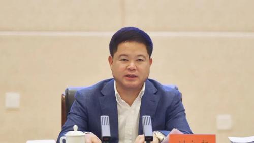 看世界)嫖娼、痴迷刀具 贵州政法委原副书记刘文新被双开