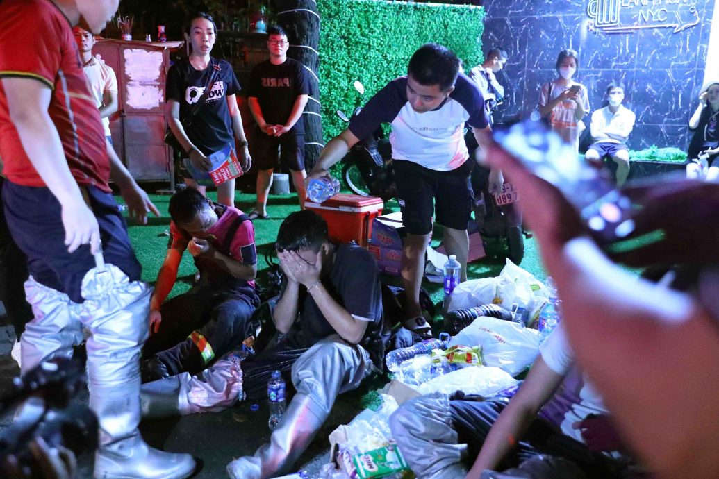 看世界更新)河内公寓火灾至少11死 小孩被扔下楼求生