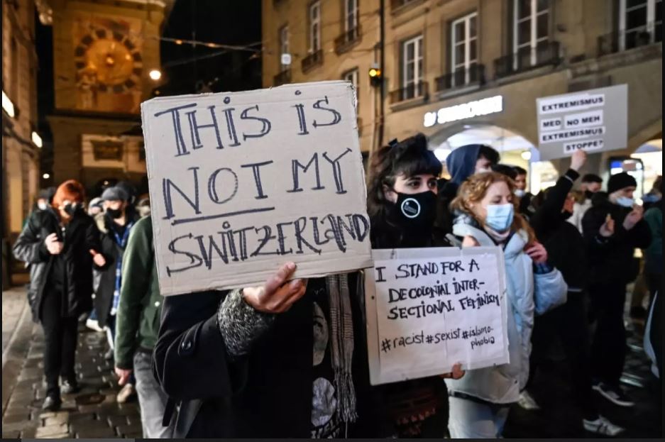 看世界)瑞士国会通过禁令 公共场所禁蒙面