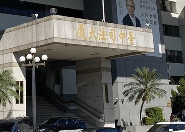 看世界/把学生论文100页变10页投稿 大学主任挨告