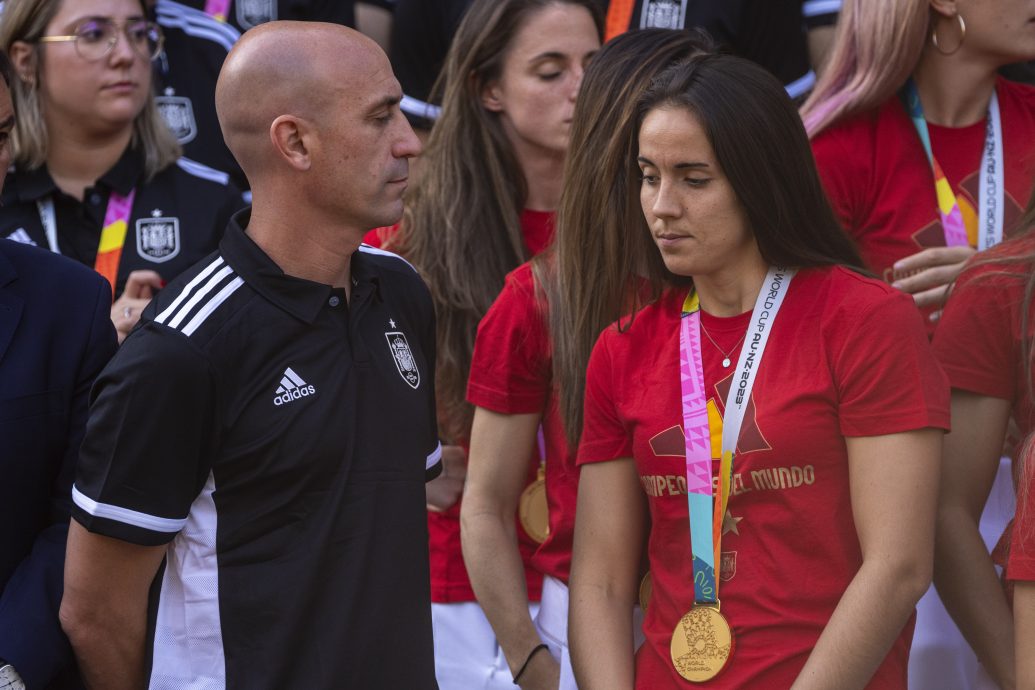 看世界/抗议强吻事件西国女足罢赛 首相:给世界上一课