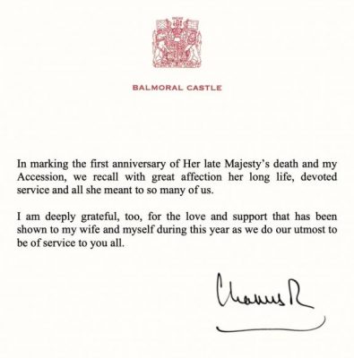 看世界/英女王逝世一年 王室发布未公开照片 英王查理斯三世录音缅怀母亲