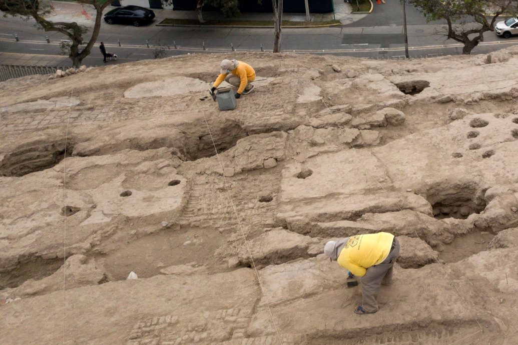 秘鲁挖出千年木乃伊 一头长发完好无损
