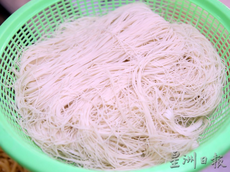 米粉每公斤涨20% 熟食小贩多暂按兵不动