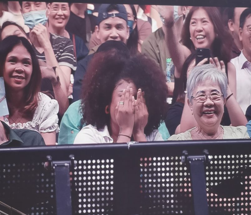 维莉莎李宗伟捧场个唱 周华健老花找不到人