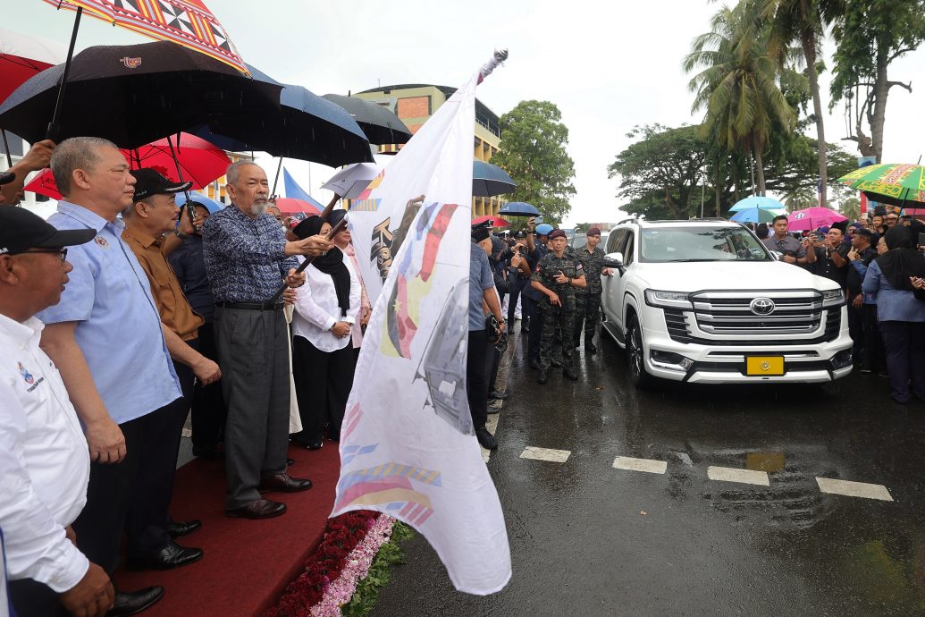 综合/元首/民众沿道等数小时欢迎 元首后感动哭了