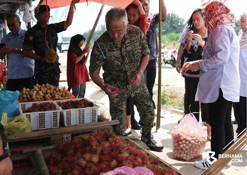 综合/元首/民众沿道等数小时欢迎 元首后感动哭了