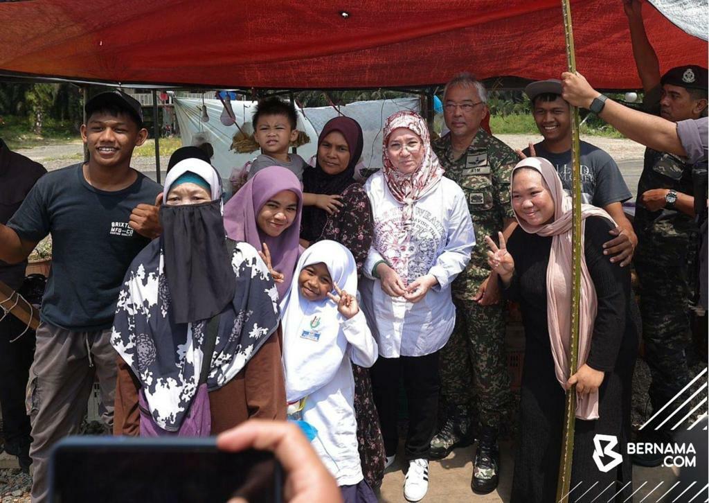 综合/元首/民众沿道等数小时欢迎 元首后感动哭了