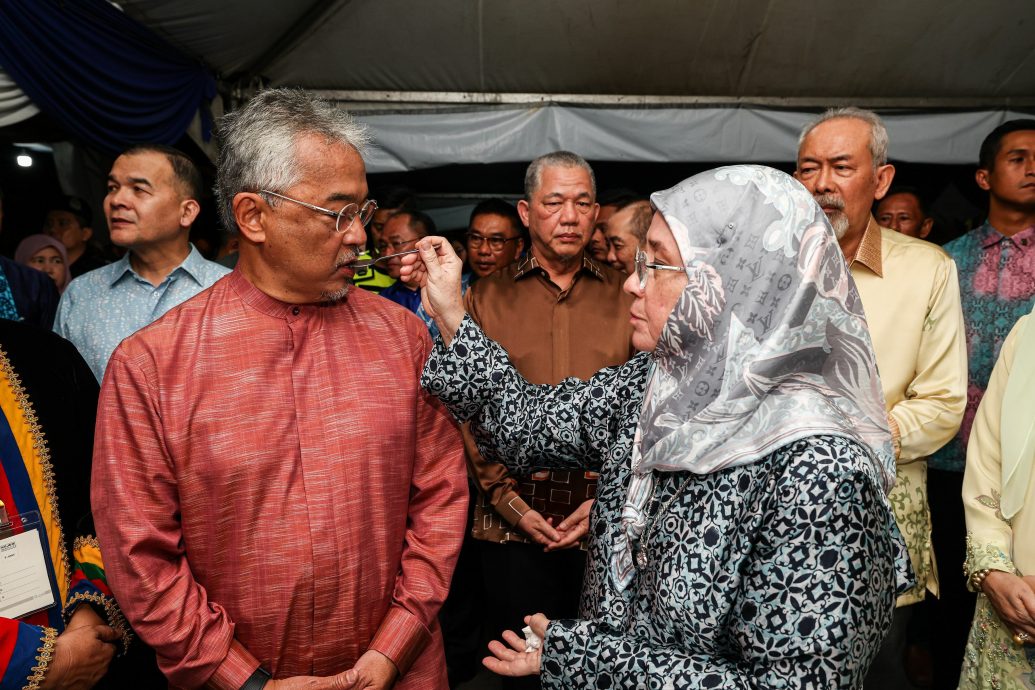 综合/元首/民众沿道等数小时欢迎 元首后感动哭了