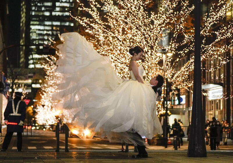 网路交友取代传统联谊 10%日本人透过交友APP找到另一半