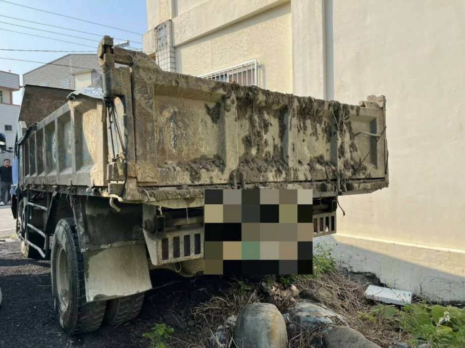 罗里倒砂石未注意后方 女子惨遭活埋不治