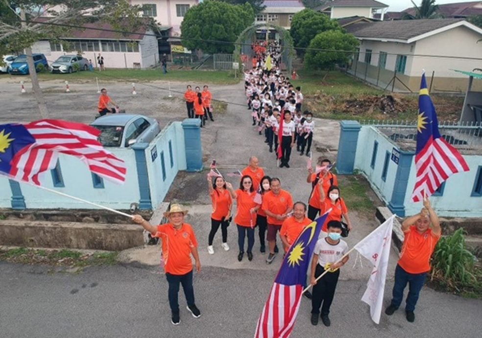 育智华小运动与国庆同欢 点燃梦想之火