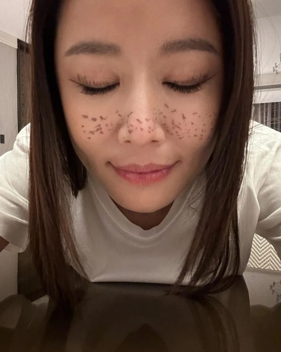 脸被女儿当画布 林心如形象崩坏