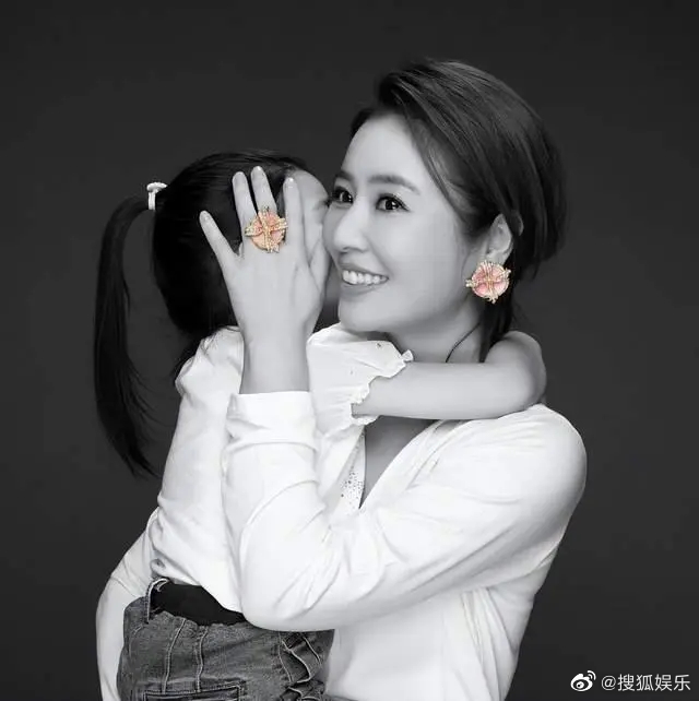 脸被女儿当画布 林心如形象崩坏