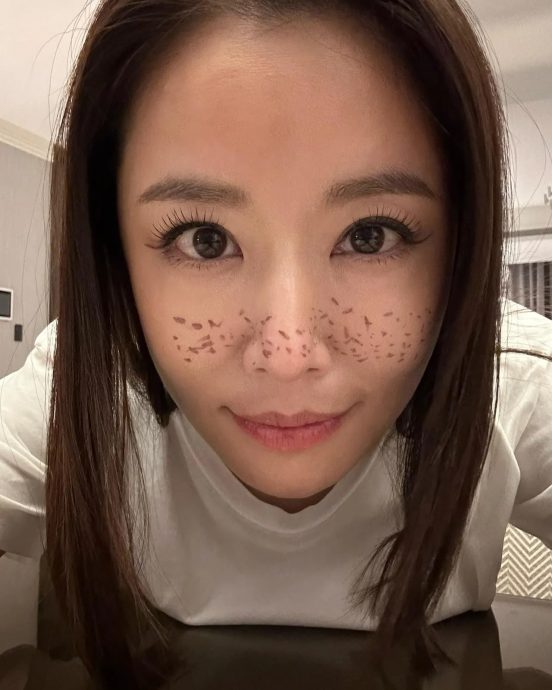 脸被女儿当画布 林心如形象崩坏