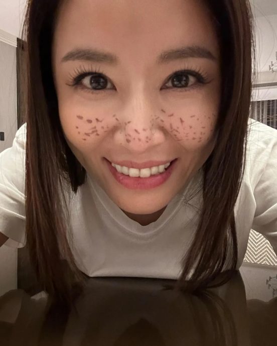 脸被女儿当画布 林心如形象崩坏