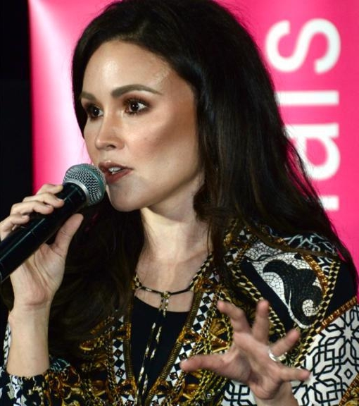 自爆遭制作人摸胸性骚 女主持人:失尊严不如丢工作