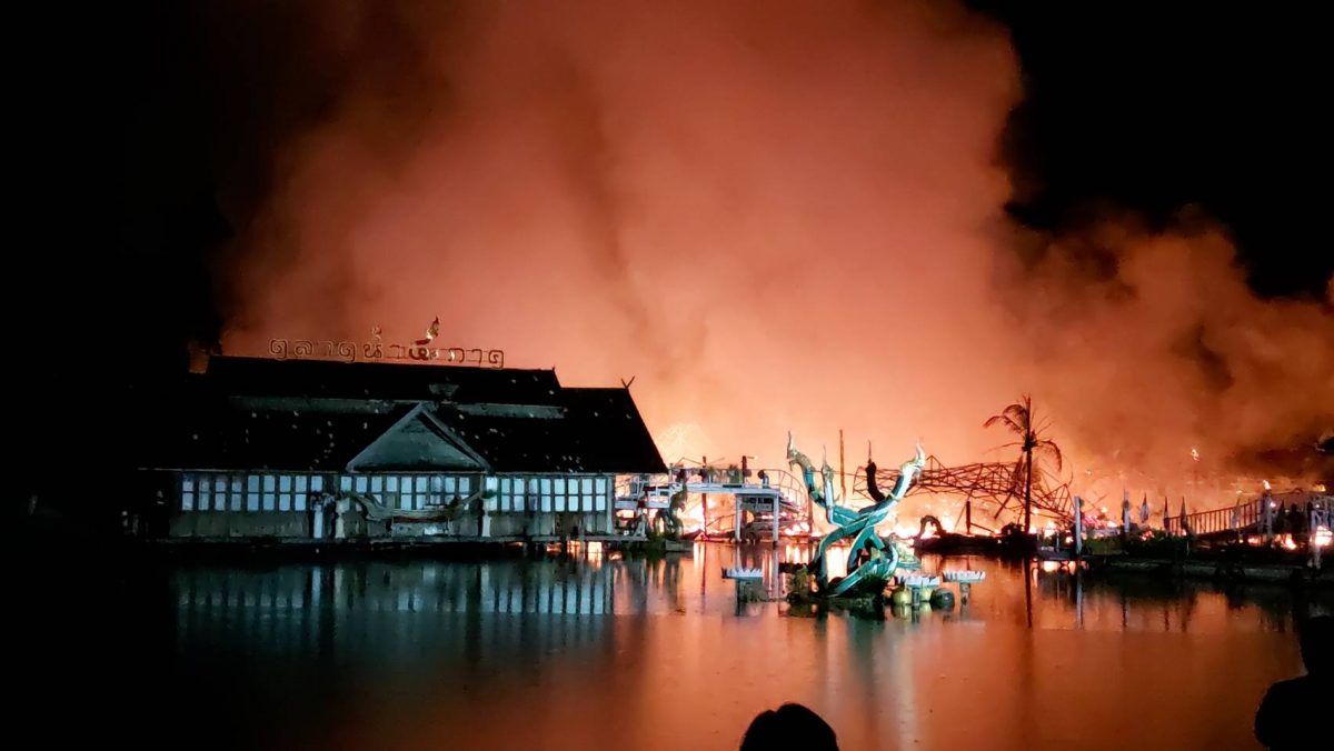 芭堤雅水上市场烧成废墟 员工仓促跳水逃命