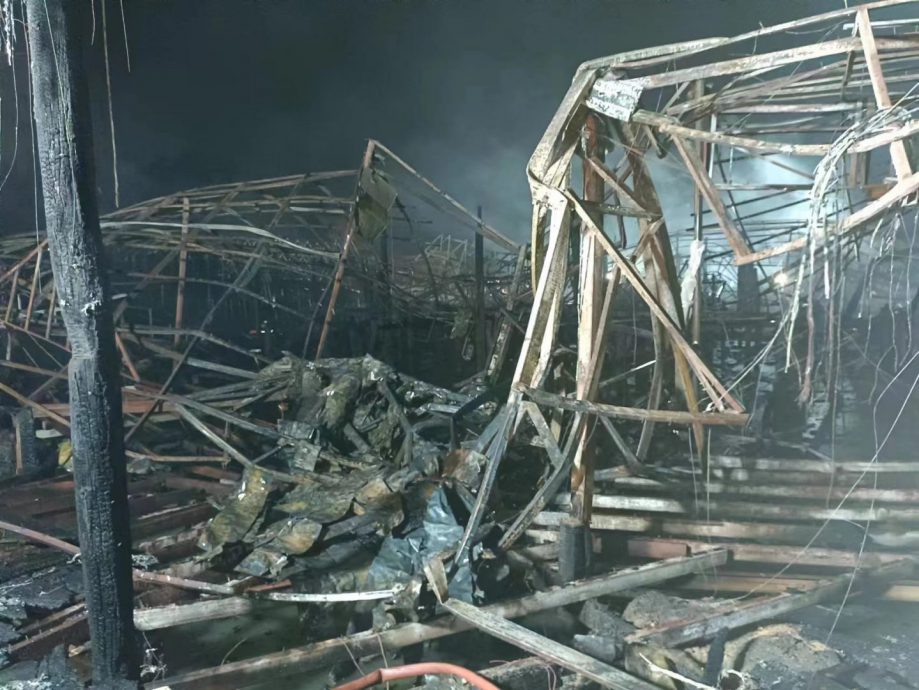 芭堤雅水上市场烧成废墟 员工仓促跳水逃命