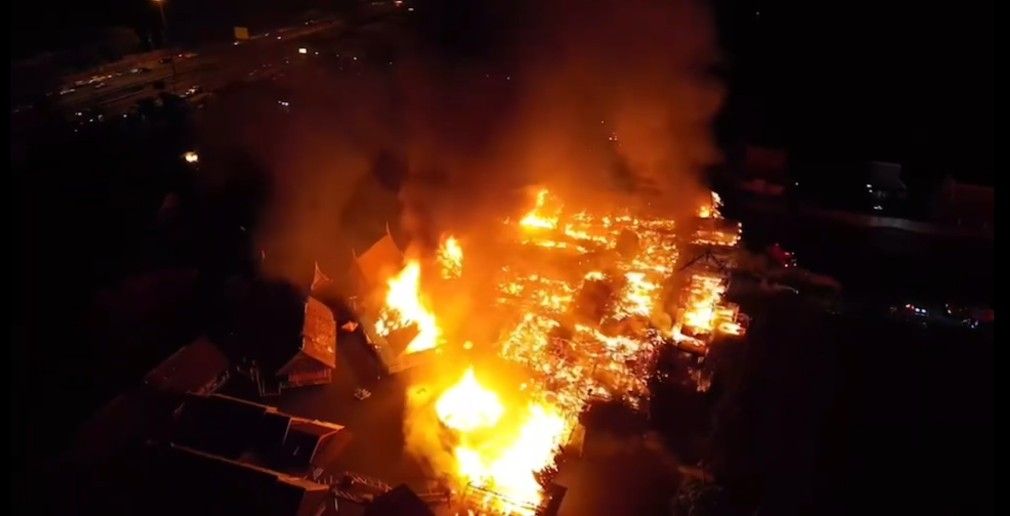 芭堤雅水上市场烧成废墟 员工仓促跳水逃命