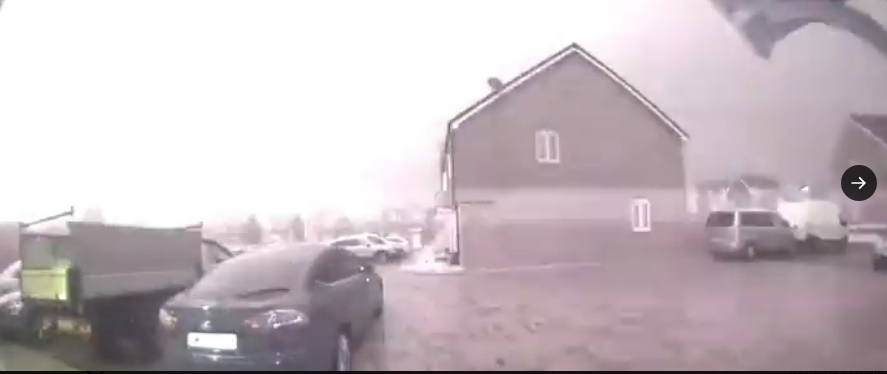 英国极端天气疯狂闪电 房屋遭击中著火