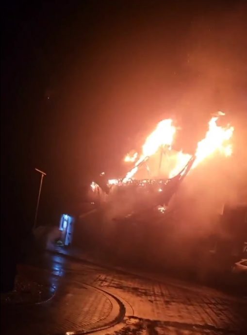 英国极端天气疯狂闪电 房屋遭击中著火