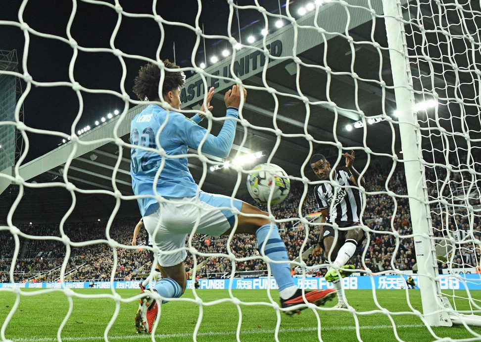 英联赛杯32强|挟8连胜势头却不敌喜鹊 曼市意外被踢出局