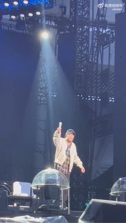 薛之谦高烧39度唱不了 宣布退票赔偿粉丝机票住宿费