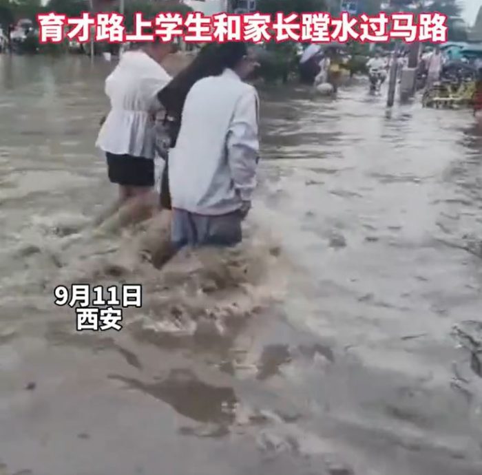 西安都有世纪暴雨? 街头被浸商贩不要命力保“揾食工具”