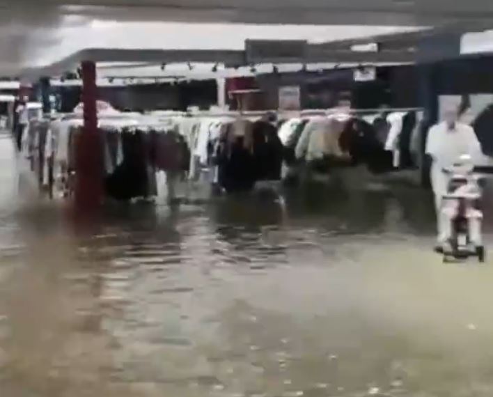 西安都有世纪暴雨? 街头被浸商贩不要命力保“揾食工具”