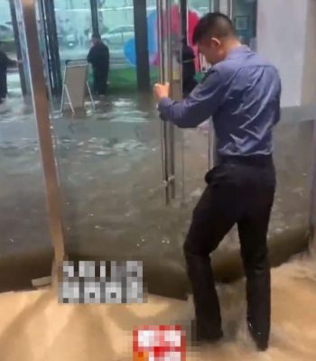 西安都有世纪暴雨? 街头被浸商贩不要命力保“揾食工具”