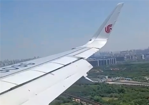 视频/ 飞行中“神秘狗叫声”狂响 客机被迫紧急备降