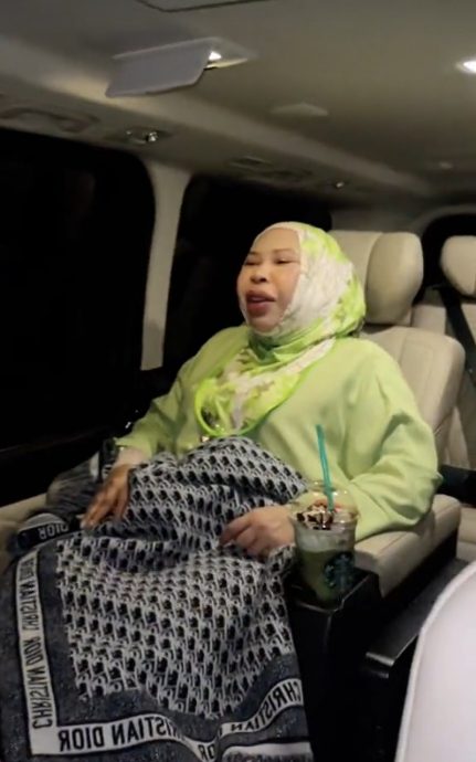  视频|18岁女儿送50万豪车  粉红女商：她用现金买的！