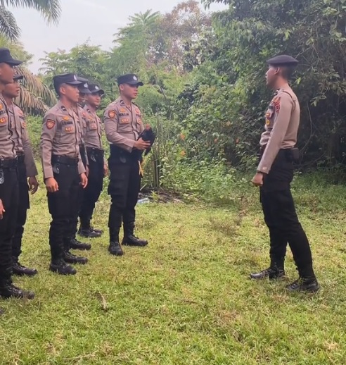 视频|“我的鸡不见了” 大叔泪洒警局 警员出动寻鸡