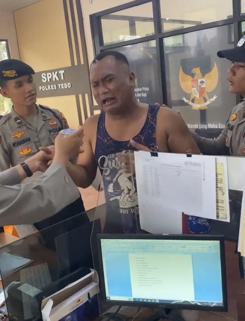 视频|“我的鸡不见了” 大叔泪洒警局 警员出动寻鸡