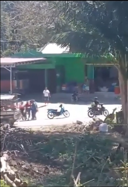 视频|“抢新娘”习俗变真掳人！女子当街遭数男掳走强娶