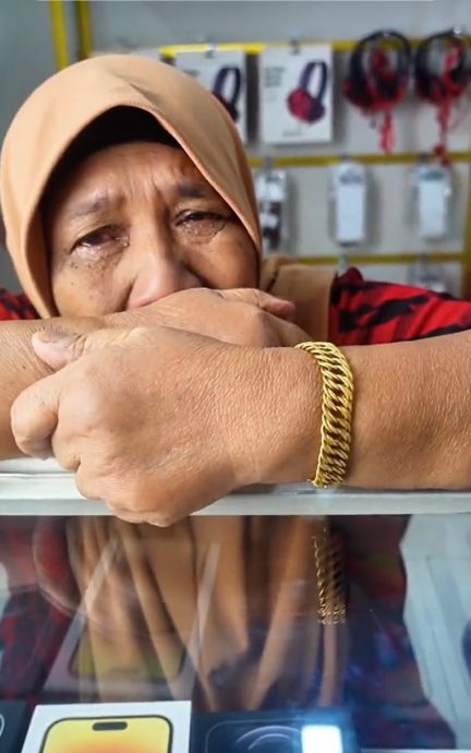 视频|为买手提电脑给儿学习 母含泪典当金手镯