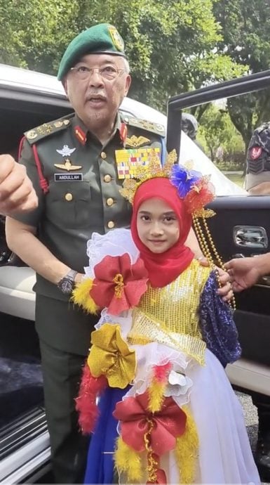 视频|因化妆被老师责难无地自容 安玛拉国庆开心与元首合照 网赞：“赚翻了！”