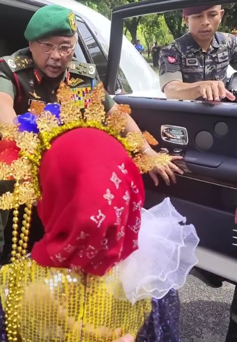 视频|因化妆被老师责难无地自容 安玛拉国庆开心与元首合照 网赞：“赚翻了！”