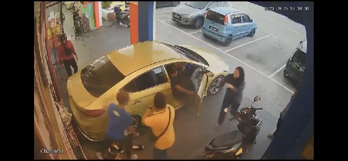 视频|女童店前穿鞋 惨遭倒退轿车撞及 生死未卜