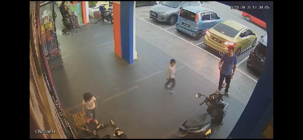 视频|女童店前穿鞋 惨遭倒退轿车撞及 生死未卜